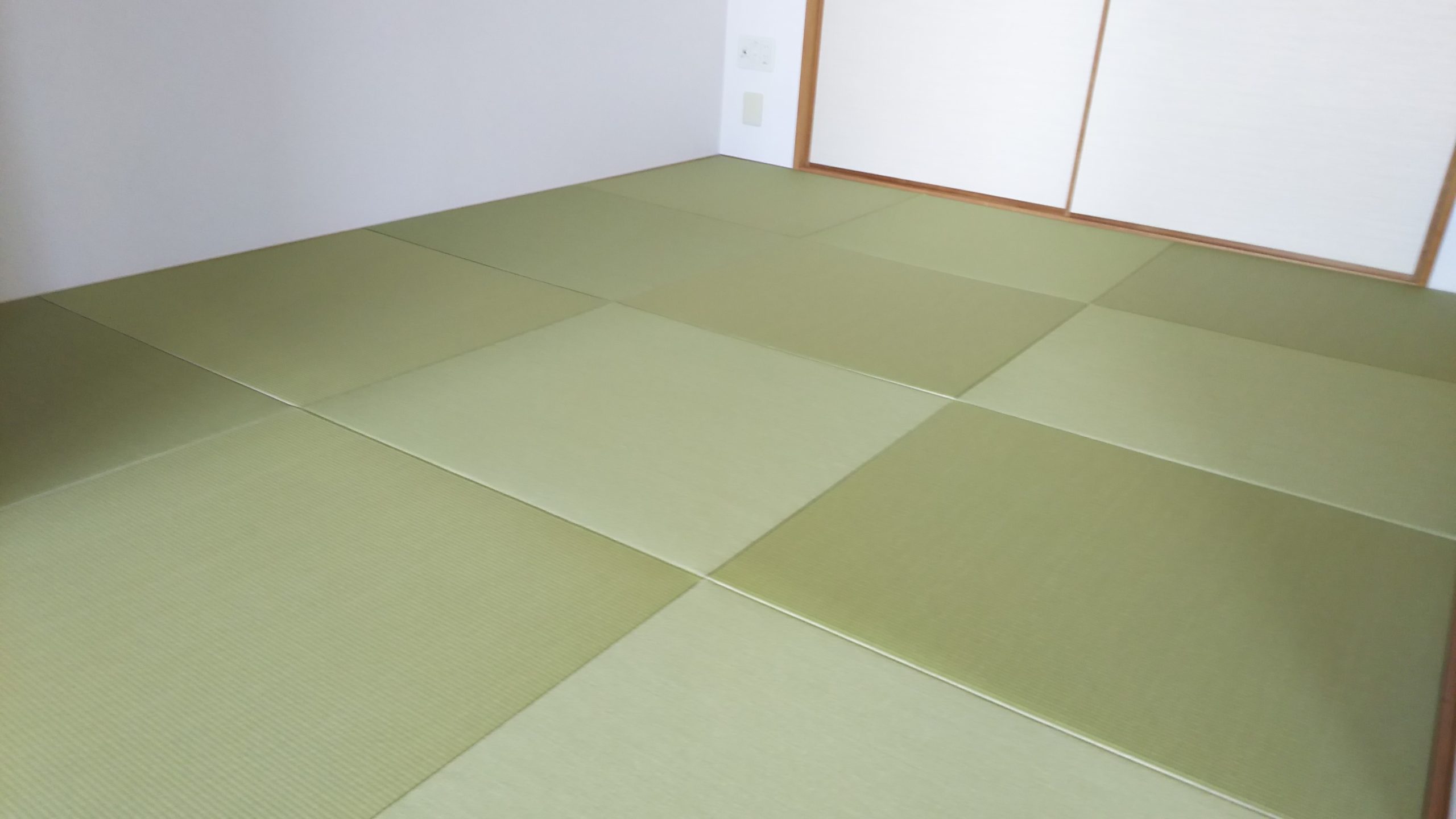 尼崎市のマンションに縁なし畳と襖を納品しました。