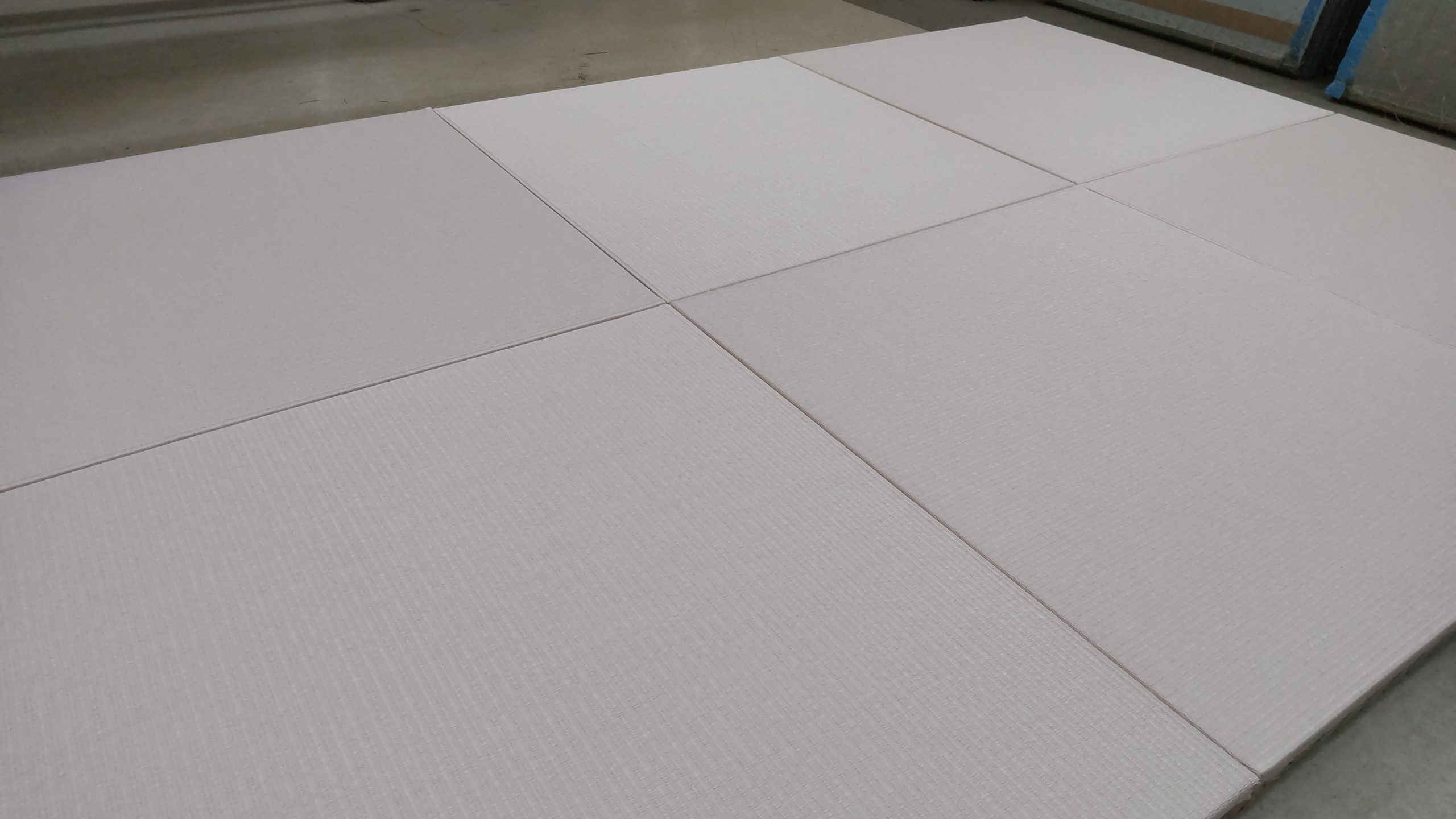 縁なし畳の新調です。畳表は、ダイケン清流の薄桜色。